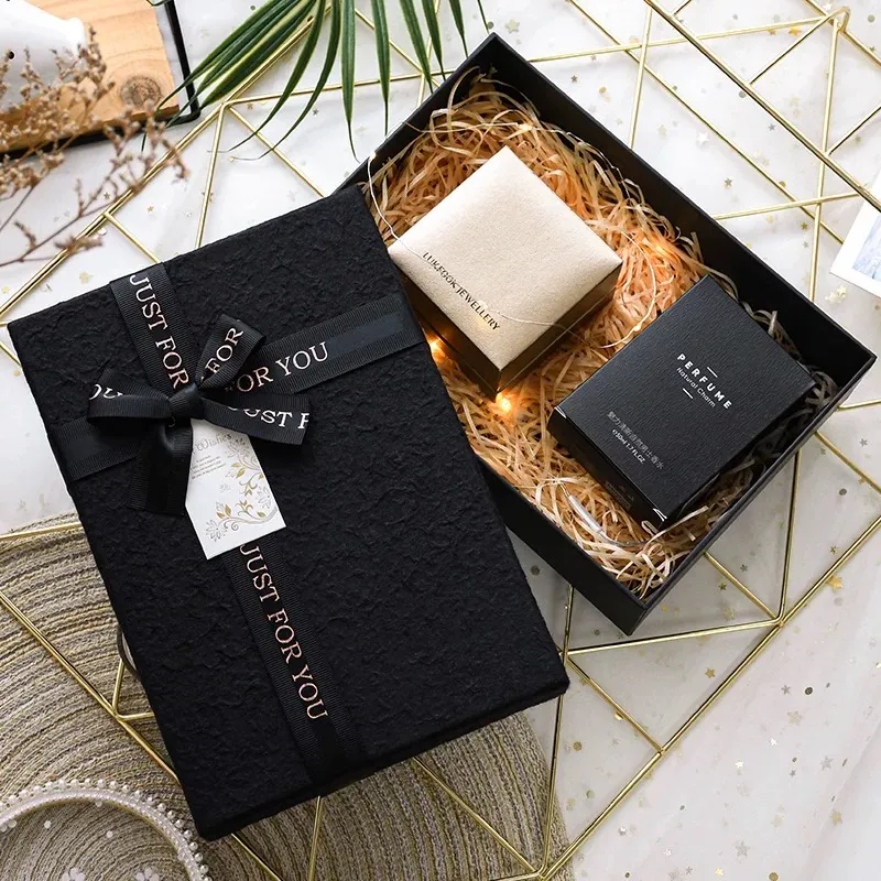 Seri kotak hadiah parfum baru diluncurkan, menafsirkan perpaduan sempurna antara kemewahan dan romansa