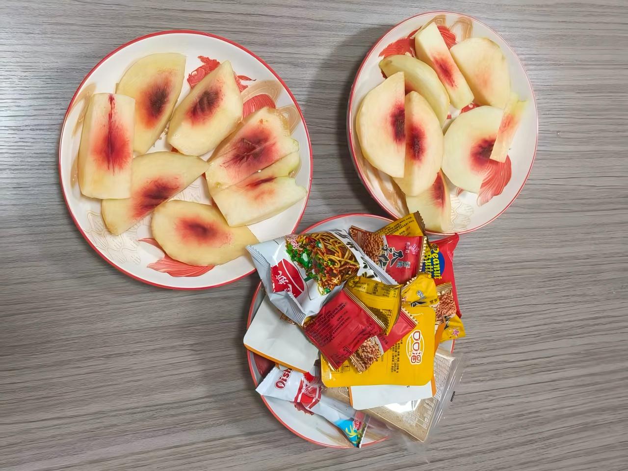 Persik dan Makanan Ringan Menghidupkan Sore Zemeijia