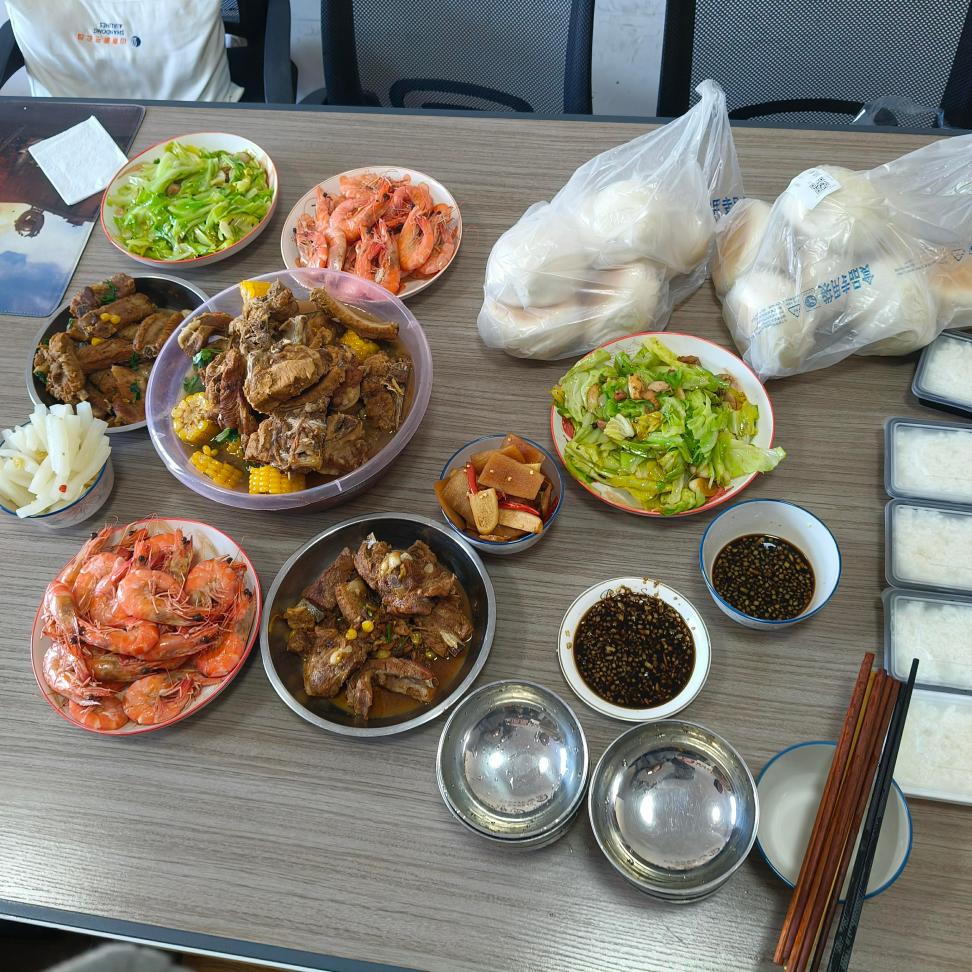 Atasan Memasak Makan Siang untuk Semua Orang!